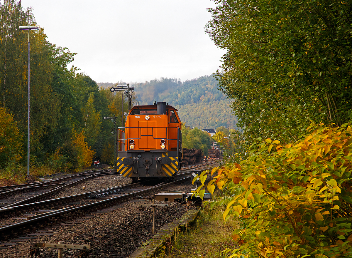 Trotz Gleisbaustelle im Bereich Herdorf findet noch Güterverkehr statt. Hier hat die KSW 42 (92 80 1277 902-3 D-KSW), eine Vossloh MaK G 1700 BB der KSW Kreisbahn Siegen-Wittgenstein, mit einem Coilzug am 13.10.2020 Herdorf erreicht und fährt nun auf den Rbf der KSW (Betriebsstätte Freien Grunder Eisenbahn - NE 447).