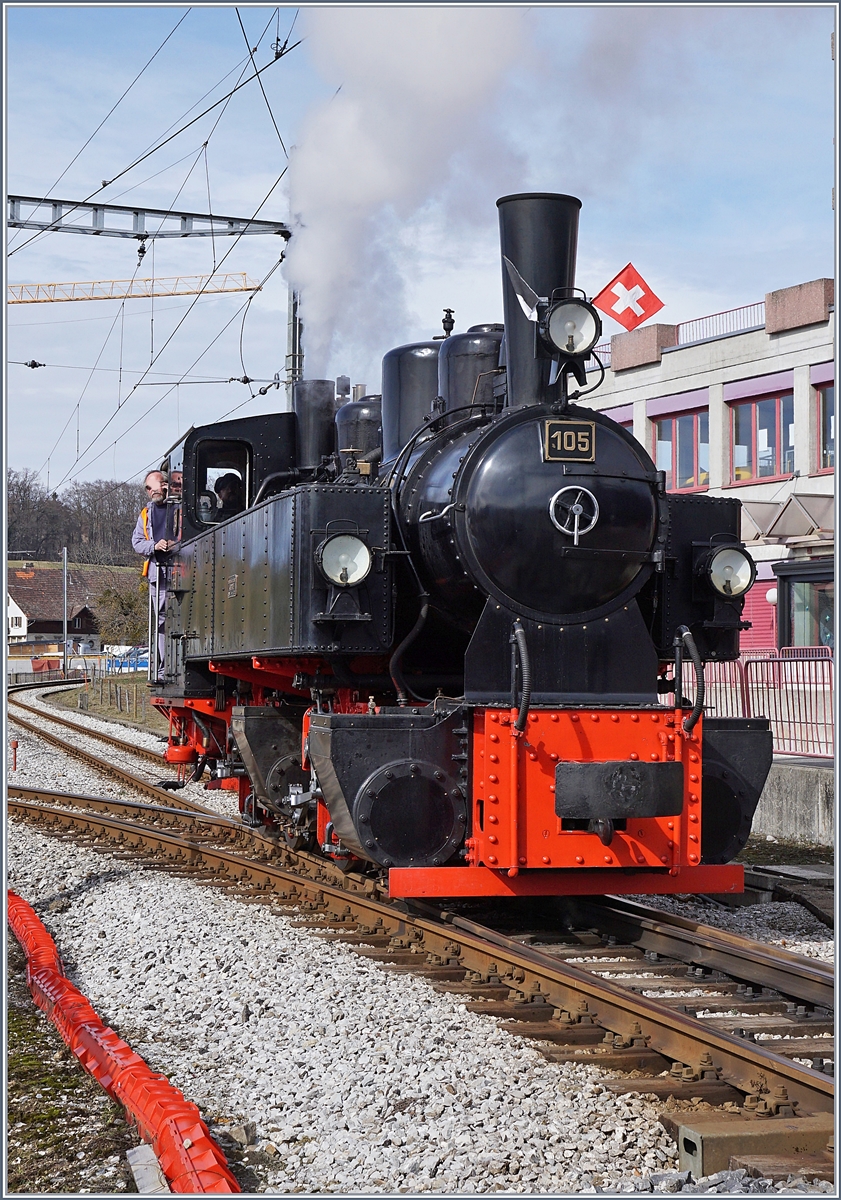 Trotz Karneval machte ich mich am Sonntag auf, in Châtel St-Denis einen der letzten Züge auf der Strecke nach Palézieux zu fotografieren und war dann doch sehr überrascht , festzustellen, dass ich wohl im weiten Umkreis der Einzigste war, der nicht wusste, dass zur (Vorübergehenden) Streckenstillegung ein Dampfzug fuhr...

Der Dampfzug, von ca 10 Kilometer (Luftlinie) weit entfernten Chaulin kommend hatte eine weiter (Umweg) Fahrt via Montbovon hinter sich, als er praktisch zur selben Zeit wie ich in Châtel St-Denis ankam.

Dies Bild zeigt die Blonay-Chamby Lok G 2x 2/2 105 bei der Rangierfahrt zum Umfahren ihres Zuges (zur Weiterfahrt nach Palézieux) auf der Weiche N° 1 in Châtel St-Denis. 

3. März 2019