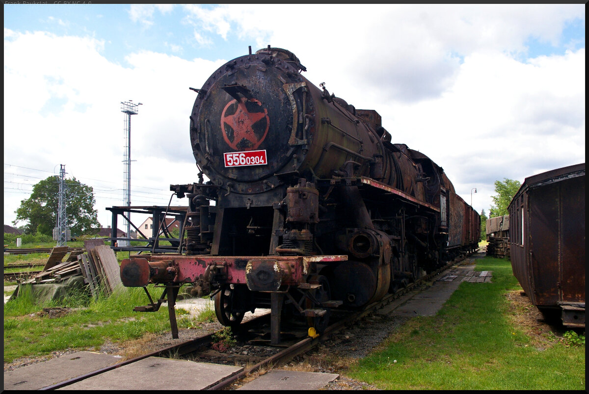 Trotz neuem Schild zeigt sich die Lok selbst in einem schlechten Zustand. Die ČSD 556.0304 stand auf einem Seitengleis im Eisenbahnmuseum Jaroměř.

Jaroměř, 21.05.2022
