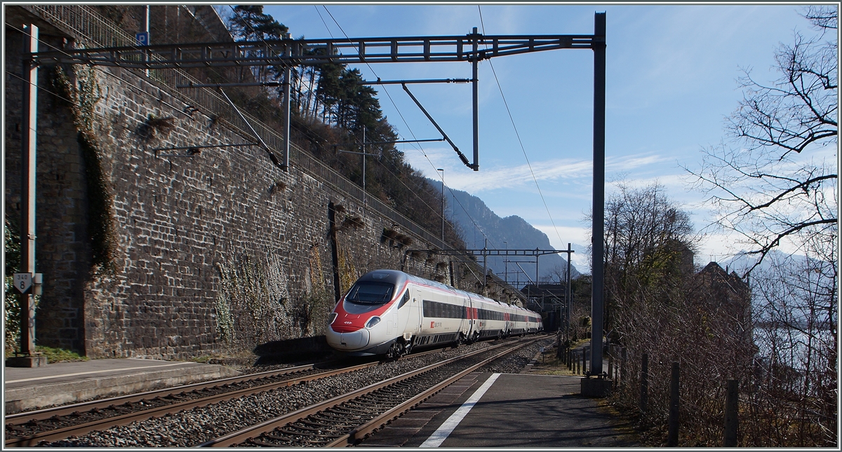 Trotz Umbau doch noch eine Château Chillon Bild, auch wenn dieses hinter den blätterlosen Bäumen und Sträuchern ziemlich verdeckt ist, im Gegensatz um SBB ETR 610, der als EC 39 Richtung Milano fährt. 
3. März 2015