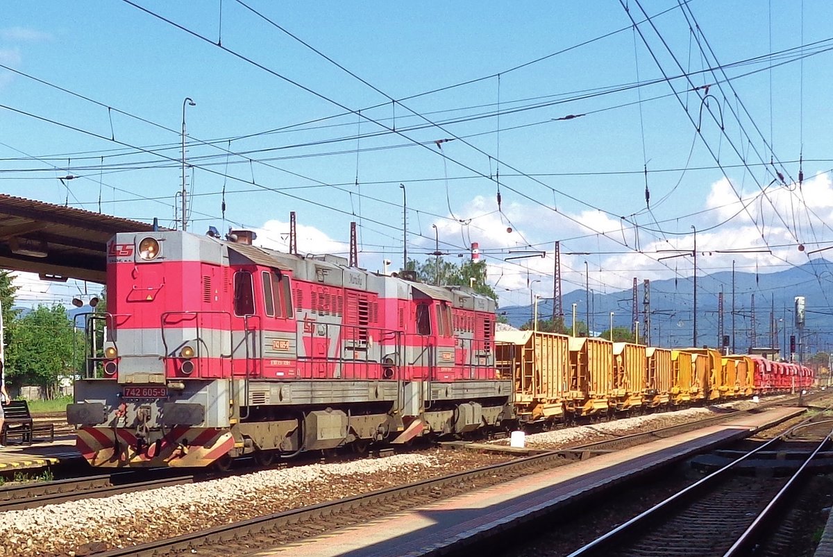 TSS 742 605 schleppt ein Gleisbauzug durch Vrutky in der Slowakei am 14 Mai 2018.