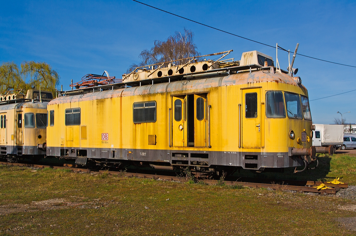 
Turmtriebwagen 701 155-4 am 09.03.2014 im DB Museum Koblenz-Lützel. 

Der Turmtriebwagen wurde 1973 bei MBB (ehemals Waggon- und Maschinenbau GmbH Donauwörth) unter der Fabriknummer 09005 gebaut. 

Technische Daten:
Achsformel: 701: AA
Spurweite: 1435 mm (Normalspur)
Länge über Puffer: 13.950 mm 
Achsabstand: 6.000 mm
Dienstmasse: 24,6 t
Höchstgeschwindigkeit: 90 km/h
Installierte Leistung: 2 × 110 kW
Kupplungstyp: Schraubenkupplung