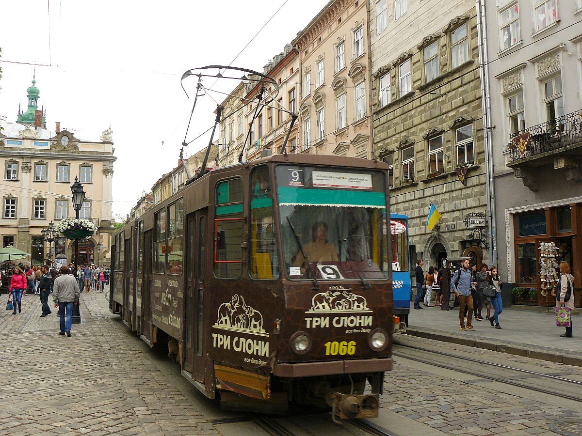 TW 1066 Rynokplatz, Lviv, Ukraine 08-05-2014.

Tram 1066 Rynokplein Lviv, Oekrane 08-05-2014.