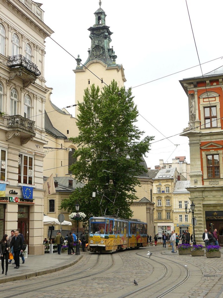 TW 1091 Rynokplatz, Lviv, Ukraine 08-05-2014.

Tram 1091 Rynokplein, Lviv, Oekraïne 08-05-2014.