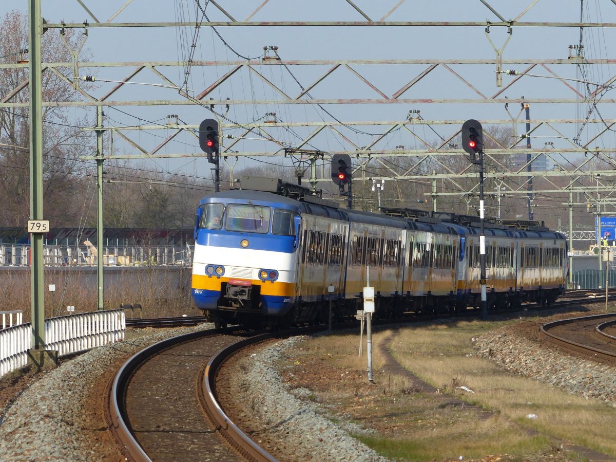 TW 2979 und 2117 Schiedam Centrum 16-03-2017.

2979 en 2117 Sprinter treinstel als stoptrein naar Dordrecht. Schiedam Centrum 16-03-2017.