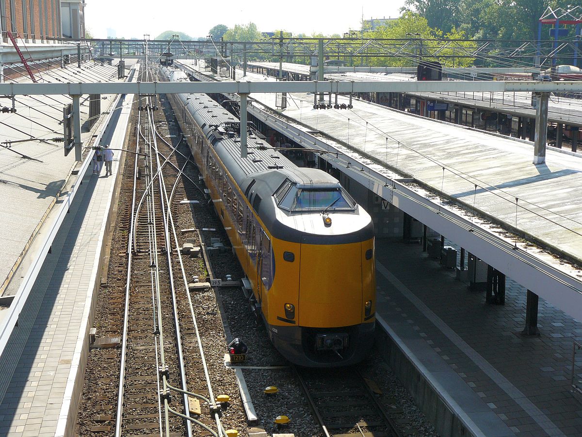 TW 4208 Gleis 2 Dordrecht 12-06-2015.

ICM-IV treinstel 4208 spoor 2 Dordrecht 12-06-2015.