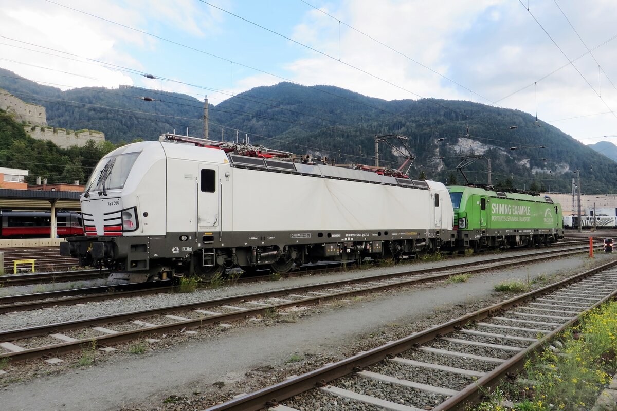 TX Logistics 193 598 soll deren Farben noch bekommen und wartet am 20 September 2021 in Kufstein auf neue Aufgaben. Das Bild wurde vom Parkplatz hinter den Bahnhof gemacht.