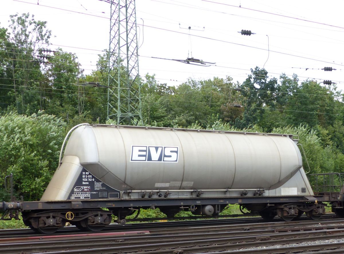 Uacns Silowagen aus Frankreich von EVS mit Nummer 33 RIV 87 F-EVS 9326 762-0 Rangierbahnhof Gremberg, Kln 09-07-2016.

Uacns silowagen uit Frankrijk van EVS met nummer 33 RIV 87 F-EVS 9326 762-0 rangeerstation Gremberg, Keulen, Duitsland 09-07-2016.