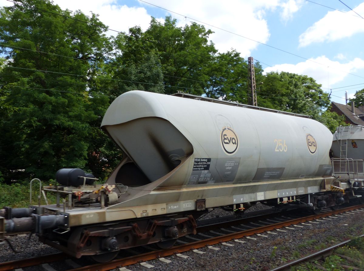 Uacs Drehgestell-Staubgutwagen von VTG mit Nummer 33 RIV 80 D-VTGD 930 7 314-0 Bahnhof Lintorf 13-07-2017.

Uacs vierassige silowagen van VTG met nummer 33 RIV 80 D-VTGD 930 7 314-0 voormalig station Lintorf 13-07-2017.