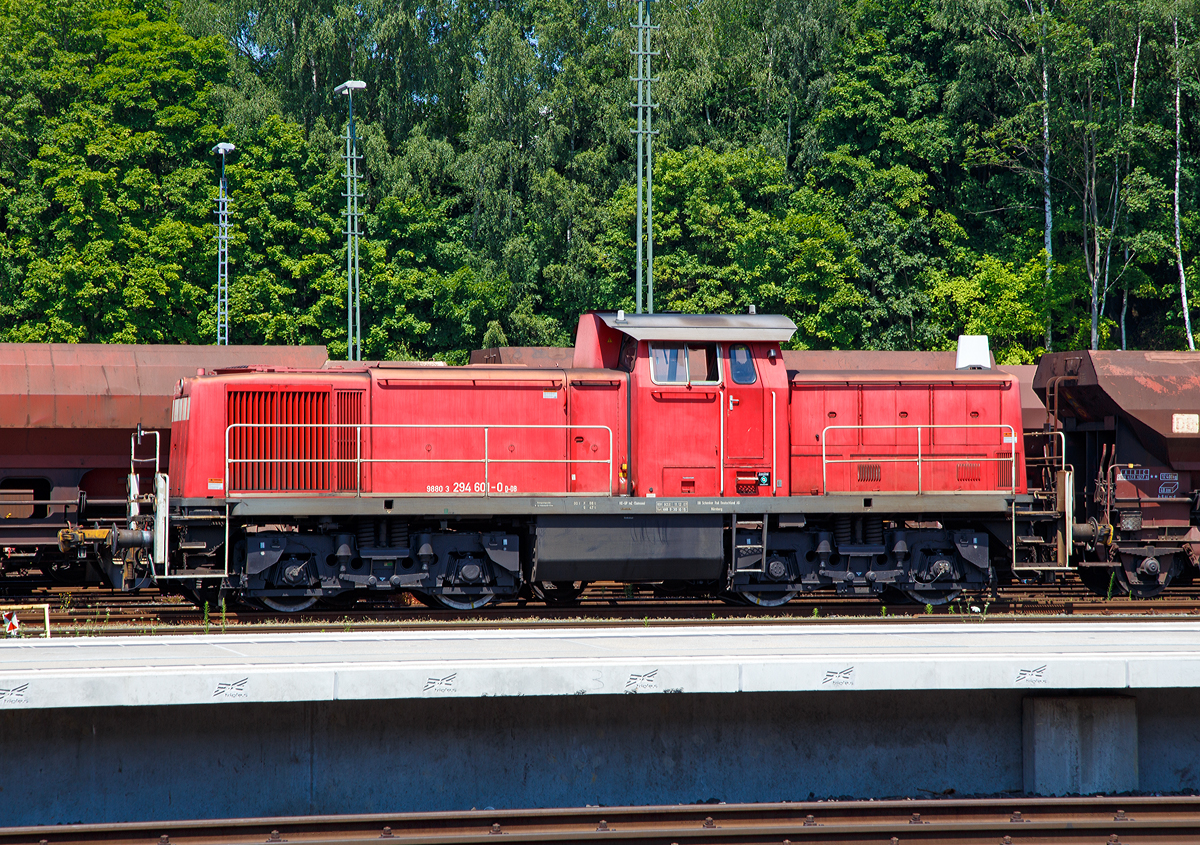 
Über die Bahnsteig hinweg....
Die 294 601-0 (98 80 3294 601-0 D-DB), ex DB 294 101-1, ex DB 290 101-5, eine remotorisierte V90 der DB Schenker Rail Deutschland AG am 01.07.2015 beim Bahnhof Marktredwitz. 

Die V90 wurde 1968 bei MaK in Kiel unter der Fabriknummer 1000432 gebaut und als 290 101-5 an die DB geliefert und wurde 1996 erfolgte der Umbau mit Funkfernsteuerung und die Umzeichnung in 294 101-1

Die Remotorisierung mit einem MTU-Motor 8V 4000 R41, Einbau  einer neuen Lüfteranlage, neuer Luftpresser und Ausrüstung mit dem Umlaufgeländer erfolgten 2007 bei der DB Fahrzeuginstandhaltung GmbH im Werk Cottbus. Daraufhin erfolgte die Umzeichnung in 294 601-0.