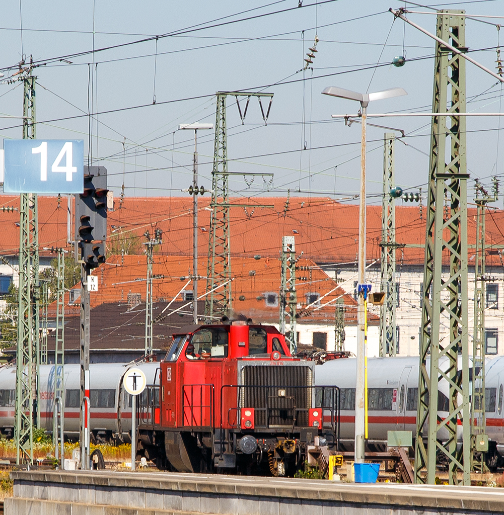 
Über die Bahnsteige hinweg im Hbf Nürnberg konnte ich am 01.07.2015 die an die DB Regio AG vermietete 214 014-3 (92 80 1214 014-3 D-ALS) der Alstom Lokomotiven Service, ex DB 212 163-0, ex DB V 100 2163, erwischen.    

Die ursprüngliche DB V 100.20 wurde 1964 von Henschel unter der Fabriknummer 30849 gebaut und als V 100 2163 an die Deutsche Bundesbahn geliefert. Mit der Einführung des EDV-Nummernschema erfolgte zum 01.01.1968 die Umzeichnung in DB 212 163-0, so fuhr sie bis zur Ausmusterung bei der DB zum 18.12.2001. Im Jahr 2002 ging sie an ALS - ALSTOM Lokomotiven Service GmbH in Stendal, wo sie 2008 gemäß Umbaukonzept  BR 214  umgebaut und als 214 014-3 bezeichnet wurde. Seit 2008 ist sie auch an die DB Regio AG - Regio Mittelfranken vermietet.

Technische Daten siehe:
http://hellertal.startbilder.de/bild/deutschland~strecken~kbs-440-ruhr-sieg-strecke/444082/die-bbl-18---214-027-5.html