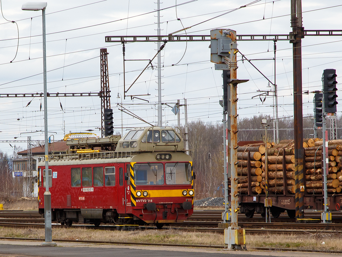 ber die Bahnsteige hinweg kann ich ihn erwischen...

Der tschechische Turmtriebwagen MVTV 2 – 018 (99 54 9439 057-9) der SDC fhrt am 27.03.2016 durch den Bahnhof Cheb (Eger).

Auf Basis der zweiachsigen Triebwagen der Baureihe M152.0 (spter 810) wurden ab 1981 Bahndienstfahrzeuge gebaut. Die Turmtriebwagen wurden als M153.0 bezeichnet, im neuen Nummernschema bekamen sie die Baureihenbezeichnung 892. Heutzutage werden diese als MVTV 2 (in Tschechien) bzw. MVTV02 (in der Slowakei) bezeichnet.

Technische Daten:
Hersteller:  Vagonka Studenka
Baujahre 1981 bis 1992 (dieser 1983)
Hergestellte Stck  112 
Spurweite: 1.435 mm (Normalspur)
Achsformel:  1'A' 
Lnge ber Puffer:  13.970 mm
Leergewicht:  23,5  t
Hchstgeschwindigkeit: 80 km/h
Motor:  LIAZ ML 634, ein 6-Zylinder-Reihendieselmotor mit Direkteinspritzung
Installierte Leistung:  155 kW
Anfahrzugkraft: 	29 kN
Drehzahl: 600 bis 2.150 U/min
Kraftbertragung:  hydromechanisch (Dieselmotor auf Hydrogetriebe ber Gelenkwelle auf das Achsgetriebe)
Hydrogetriebe: Praga 2M70
Achsgetriebe: NKR 16


SDC - Sprva elezničn dopravn cesty (deutsch: Verwaltung der Eisenbahn-Verkehrswege) ist das staatliche Eisenbahninfrastrukturunternehmen in Tschechien. Die SDC ist als staatliche Organisation  der Betreiber und Eigentmer aller Eisenbahnstrecken in tschechischem Staatsbesitz. Die Gesellschaft entstand am 1. Januar 2003 durch Abspaltung von der staatlichen Eisenbahngesellschaft Česk drhy (ČD).
