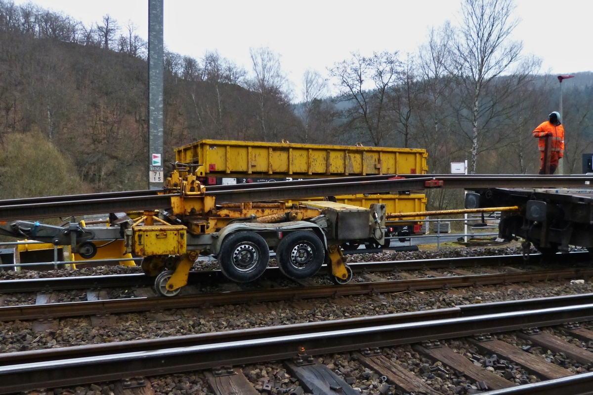 Über diesen Höhenverstellbaren Hänger werden die Schienen von den Güterwagen ins Gleisbett ohne abzuknicken herabgezogen. Mit der Klemmverschraubung werden jeweils 2 Schienen zum Entladen miteinander verbunden. Drauffelt 05.04.2021