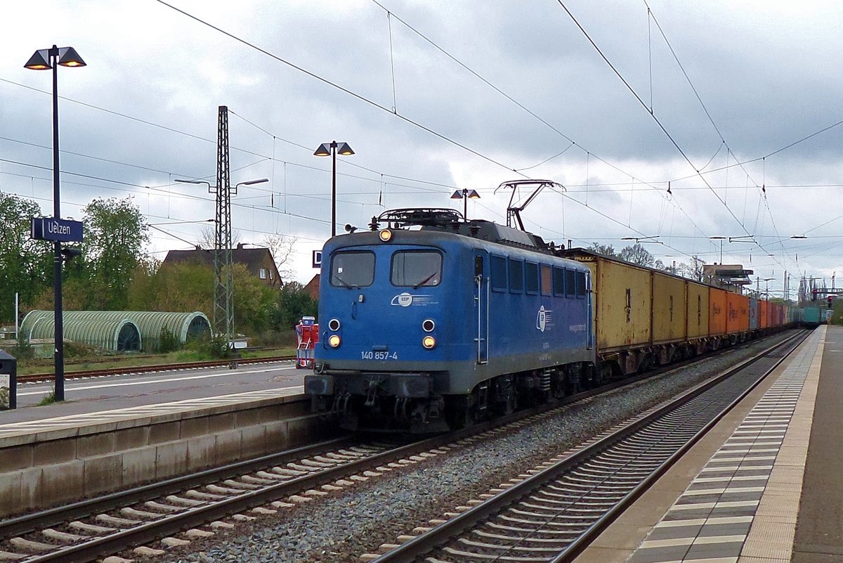 Uelzen sieht am 28 April 2016 EGP 140 857 samt Kistenzug anch Hamburg passieren. 