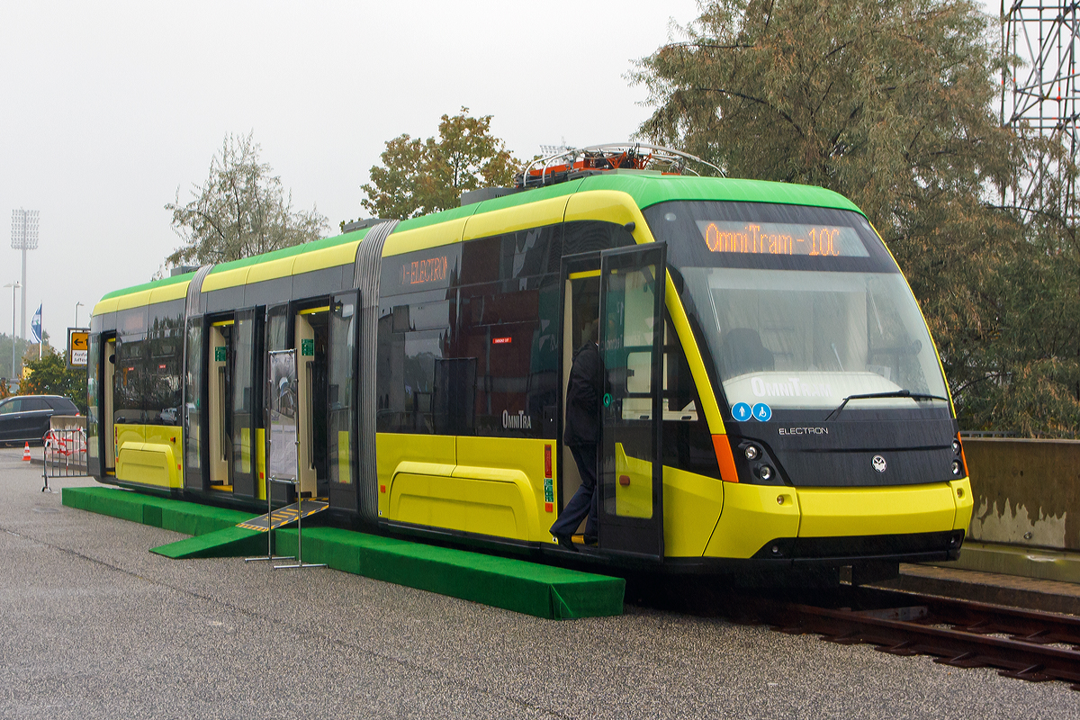 
Ukrainisches Straenbahn Debt auf der InnoTrans2014....
Die ukrainische Firma Elektrotrans, einem joint venture von Electron (Ukraine) und TransTec Vetschau (Deutschland) prsentierten auf der InnoTrans 2014 in Berlin (26.09.2014) die OmniTram, ein dreiteiliges 100%-Niederflurstraenbahn-Fahrzeug in Meterspur fr die ukrainische Stadt Lwiw (Lemberg).

OmniTram ist eine vllige Niederflurstraenbahn vom Typ Т3L44 „Elektron“ und ist ein Einrichtungswagen. Da er von Hinten wie ein Omnibus aussieht, bekam er wohl den Namen „OmniTram“. Neben diesen meterspurigen Fahrzeugen werden auch Fahrzeuge mit 1.435 und 1524 mm angeboten.
Die Fahrzeuge sollen um bis zu 40% Stromsparen durch Rckgewinnung. Mit den serienmigen Batterien kann das Fahrzeug bis zu 1 km, mit einer Geschwindigkeit von 5 km/h, ohne Fahrleitung fahren. Bei zustzlichen Batterien sind bis zu 10 km bei einer Geschwindigkeit von 20 km/h mglich.

Technische Daten:
Modellbezeichnung: T3L44
Lnge: 19,5 m
Breite: 2300 mm
Hhe (ohne Stromabnehmer): 3,2 m
Spurbreite: 1000
Anzahl der Achsen: 4
Achsormel: Bo-Bo
Anzahl der Sitzpltze: 35 
Niederflur, fr stehende Fahrgste: 100%
Treibraddurchmesser: 660 (neu) / 580 (abgenutzt)
Maximale Steigung: 8 %
Minimaler Kurvenradius: 16 m
Achsabstand im Drehgestell: 1.900 mm
Menge der einflgeligen / zweiflgeligenTr: 2 / 2
ffnungsbreite der einflgeligen / zweiflgeligen Tr: 650 / 1.300 mm
Eigengewicht: 23,8 t
Zul. Gesamtgewicht: 34,7 t
Hchstgeschwindigkeit: 70 km/h
Stromsystem: 600  V DC (750 V DC mglich)
