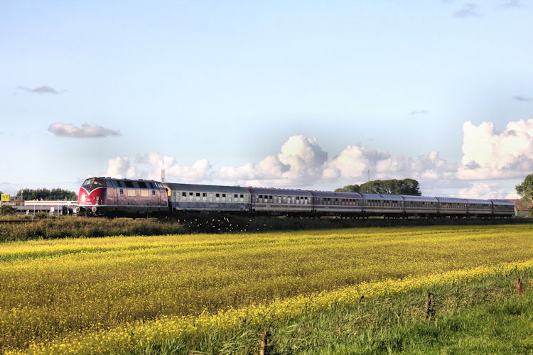 Um 18:00 Uhr war Abfahrt am 02.09.2017 in Cuxhaven, und fuhr wieder zurück nach Hagen Hbf wo es den weiter mit einer E-Lok nach Recklinghausen Hbf ging, hier kommt sie auf der KBS 125 bei Altenwalde vorbeigefahren.

Weitere Bilder auf www.bahnfotokiste.com