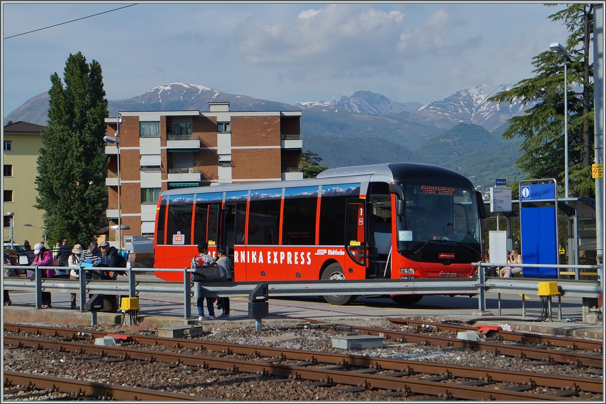 Um den Reisenden des Bernina-Express eine Sinnvolle weiterreise zu ermglichen verkehrt einmal am Tag ein Bus von Tirano nach Lugano, hier bei der Ankuft in Lugano am 
5. Mai 2014