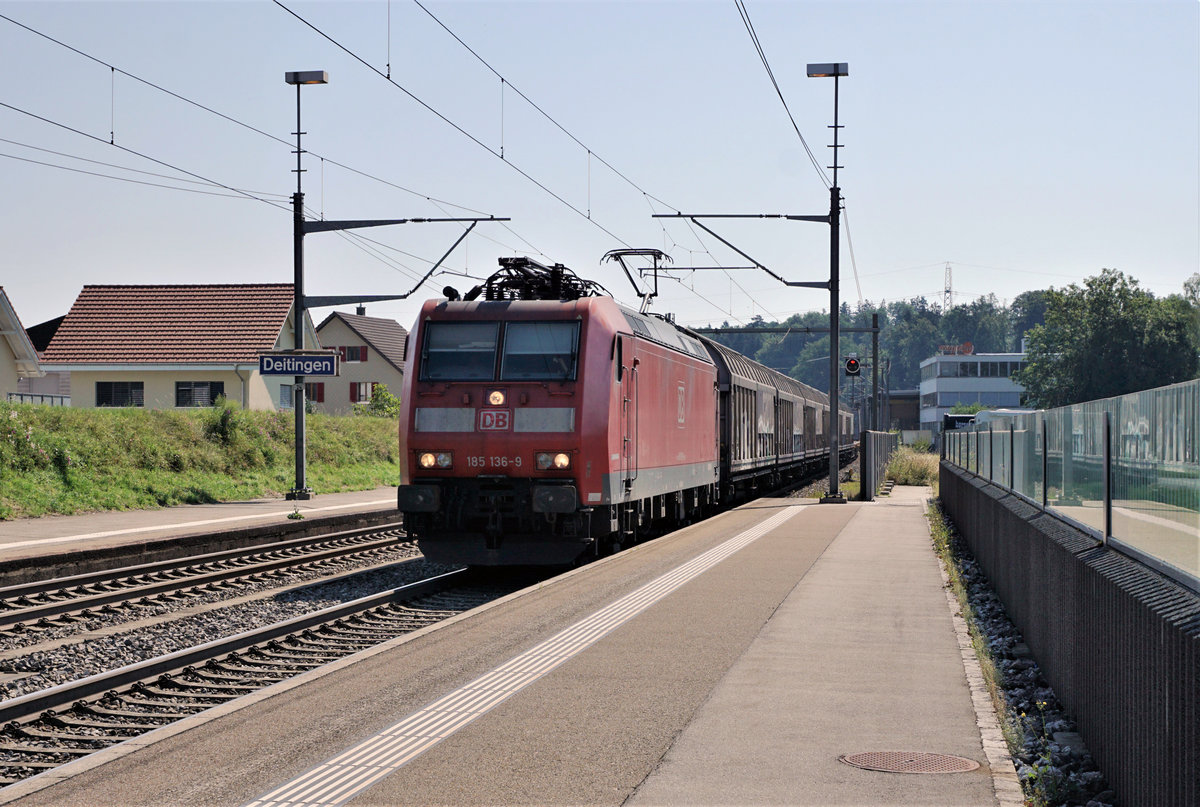 Umleitungsgüterzug mit der DB 185 136-9 beim Passieren des Landbahnhofs Deitingen am 18. Juli 2018.
Foto: Walter Ruetsch