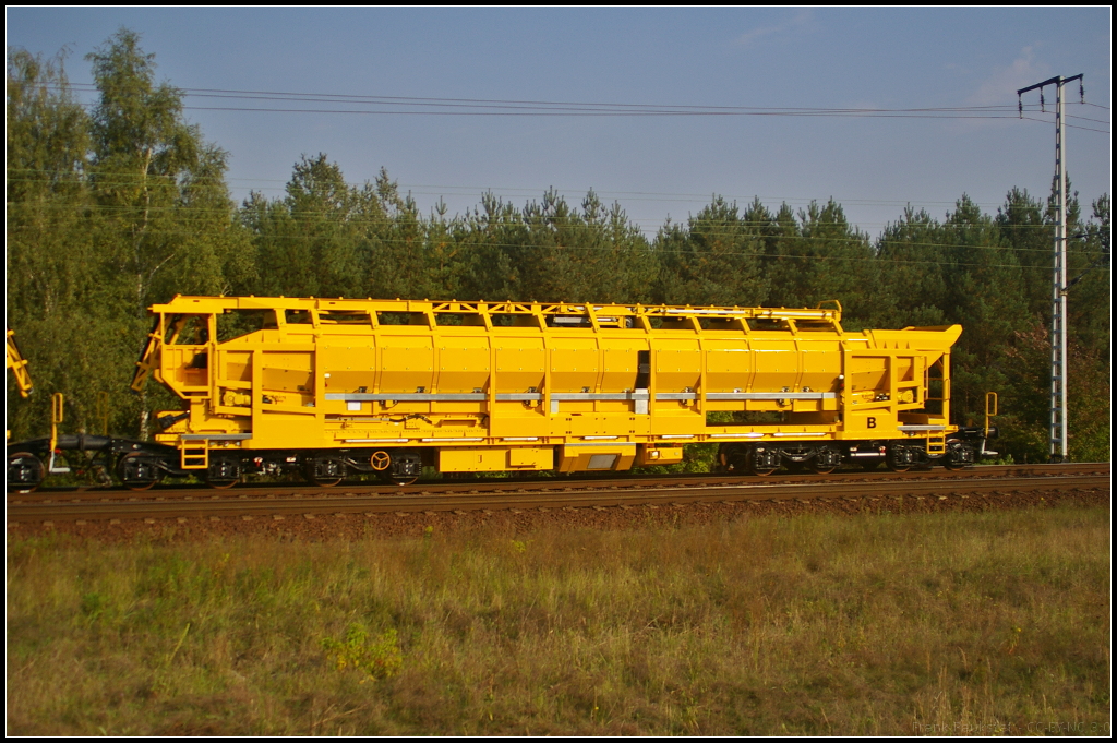 Unbekannter Wagen für den Bauzugeinsatz. An dem Wagen konnte keine Beschriftung oder Hinweise auf den Einsteller erkannt werden. Leider war bisher die Suche auf den einschlägigen Webseiten auch erfolglos. Auffällig sind die 4 Drehgestelle, die äußeren reichen bis zum Wagenende. Es ist also davon auszugehen das der Wagen für hohe Lasten oder enge Kurvenradien gebaut wurde. Falls jemand weitere Infos hat, bitte melden. Danke im voraus! (gesichtet 16.09.2014 in Berlin Wuhlheide)