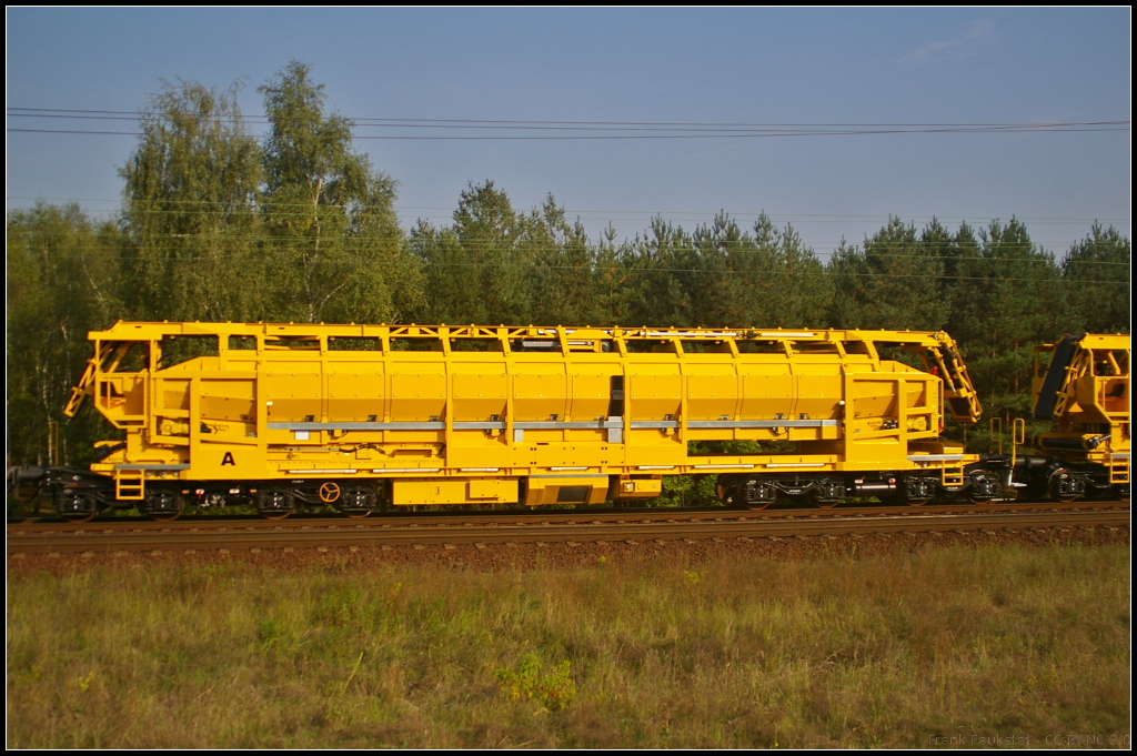 Unbekannter Wagen für den Bauzugeinsatz
<br><br>
An dem Wagen konnte keine Beschriftung oder Hinweise auf den Einsteller erkannt werden. Leider war bisher die Suche auf den einschlägigen Webseiten auch erfolglos. Auffällig sind die 4 Drehgestelle, die äußeren reichen bis zum Wagenende. Es ist also davon auszugehen das der Wagen für hohe Lasten oder enge Kurvenradien gebaut wurde. Falls jemand weitere Infos hat, bitte melden. Danke im voraus! (gesichtet 16.09.2014 in Berlin Wuhlheide)