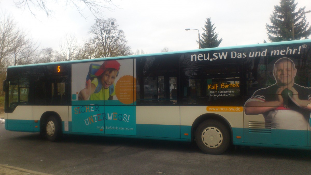 ...und dann auch nochmal NB SW 540 mit seiner Werbung fr die Busschule der NEU.SW in eigener Sache.... hier am Endhaltepunkt der Linie 5