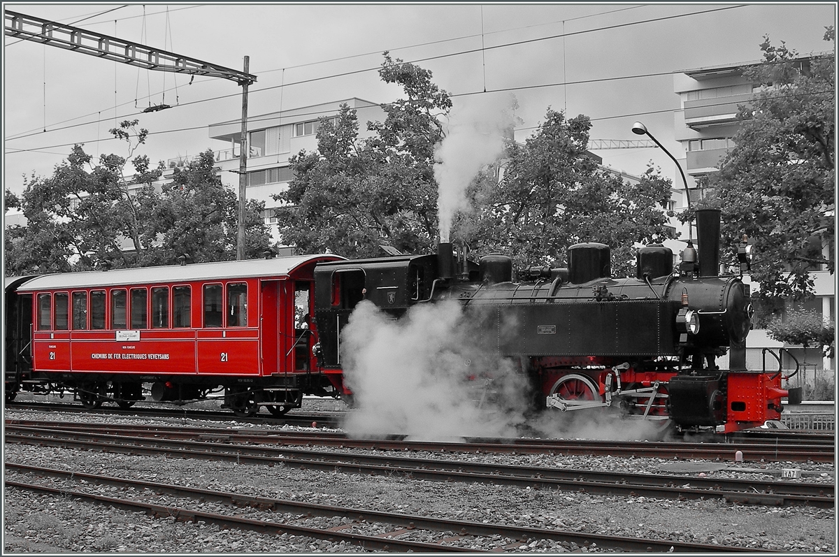 Und hier ist er in seiner ganzen Schöneheit zu sehen, der CEV  Schlierenwagen  der B-C, gezogen von der schönen G 2 2X2 105 in Vevey.
27. Juli 2014