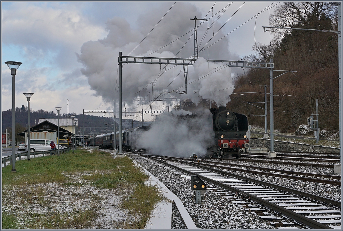 Und los geht die Fahrt! Sanft und fast lautlos setzt die grandiose Schönheit in Bewegung.
Und auch ich machte mich auf, um die herrliche SNCF 241-A-65 bei der Ankunft in Konstanz begrüssen zu können; doch ich nahm eine  Abkürzung , via Waldshut und Singen. 
Koblenz, den 9. Dez. 2017