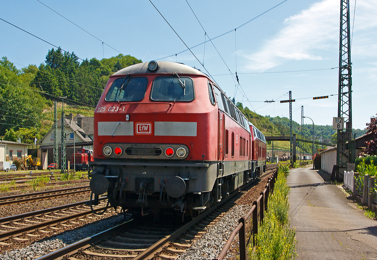 
Und nochmal im Nachschuß.....
Die 215 025-8 eigentlich 225 025-6 (92 80 1225 025-6 D-EFW) und die 225 023-1 (92 80 1225 023-1 D-EFW) der EfW-Verkehrsgesellschaft mbH fahren am 06.06.2014 als Lokzug durch Linz am Rhein in Richtung Süden.  

Beide V 163 wurden 1970 bei Krupp in Essen gebaut, die 225 025-6 unter der Fabriknummer 5046 und wurde als 215 025-8 an die DB geliefert, 2001 erfolgte der Umbau und Umzeichnung in DB 225 025-6, die 225 023-1 unter der Fabriknummer 5044 und wurde als 215 023-3 an die DB geliefert, auch ihr Umbau und Umzeichnung erfolgte 2001 in DB 225 023-1. Beide Loks besitzen zusätzlich die belgische Zugsicherung.
Seit 2013 sind die Loks nun bei der EFW. 
