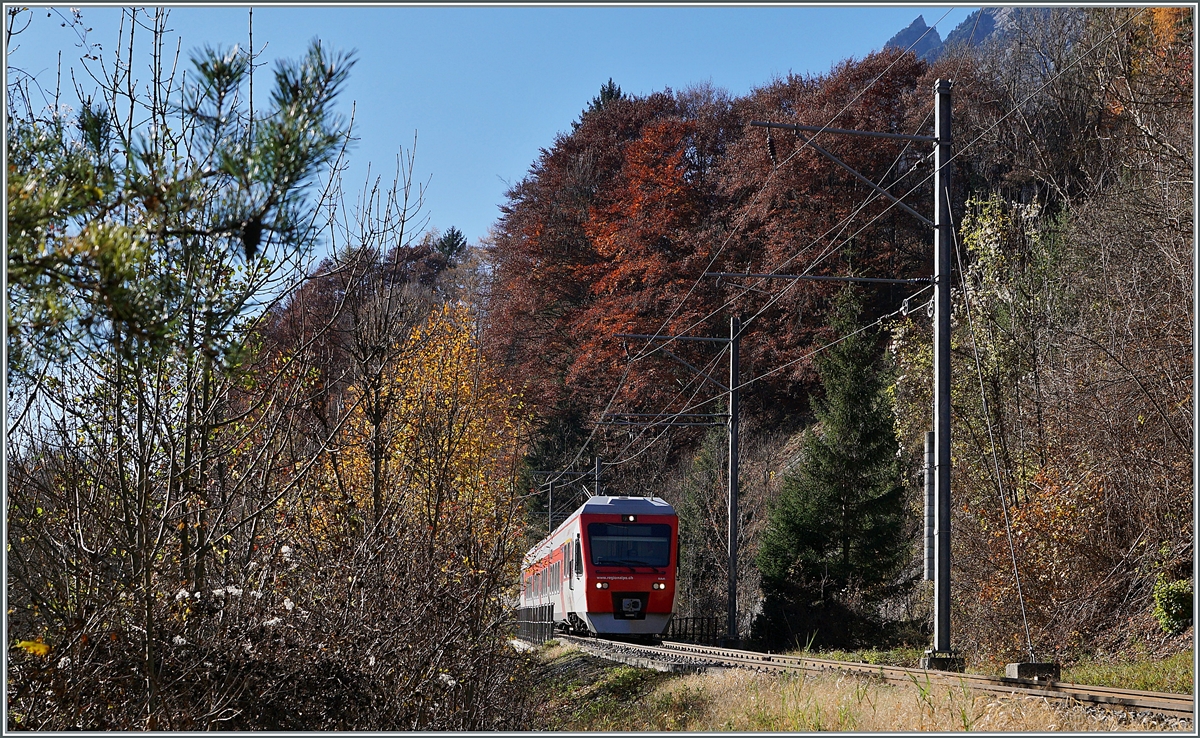 Und nun doch noch eine Gegenlichtbild von dieser Fotostelle: TMR RegionAlps RABe 525 041 (UIC 94 85 7525 041-0 CH-RA) ist von Orsière nach Sembrancher unterwegs und konnte vor Sembrancher bei Kilometer 14 fotogarfiert werden.

6. November 2020 