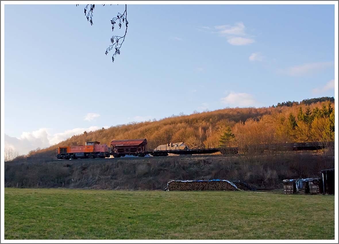 Und später konnte ich sie nachmal ablichten...

Die Lok 42 (92 80 1277 902-3 D-KSW) der KSW (Kreisbahn Siegen-Wittgenstein), eine MaK 1700 BB, am 17.02.2014 mit einem Güterzug (leere Wagen) auf Übergabefahrt auf der KBS 462 (Hellertalbahn) in Richtung Betzdorf, hier bei Sassenroth
