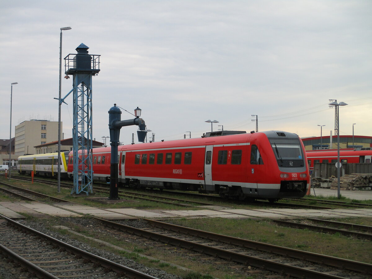 Und wieder fuhr ich,zum dritten Mal in Folge,zu meinem Thüringenurlab für eine Woche.Bevor es zu meinem Ziel,am 24.April 2022,ging,ging es erstmal zum Werk Erfurt.Da man nicht ohne Weiteres auf das Bahngelände kommt,blieb mir nur die Möglichkeit über den Zaun zufotografieren und wenigsten ein paar Bilder zumachen.Hier erwischte ich den 612 675.