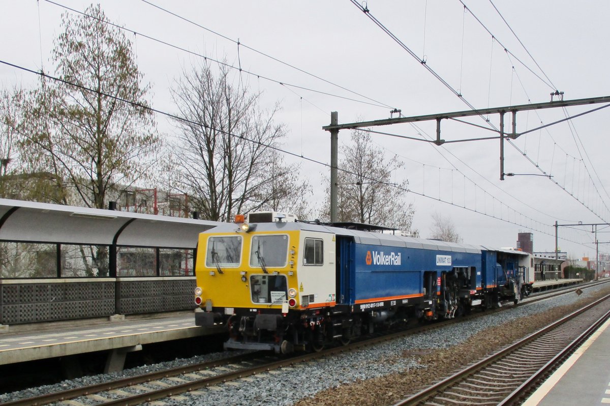 UniMat 103 durchfahrt am 2 Mrz 2017 Nijmegen-Dukenburg.