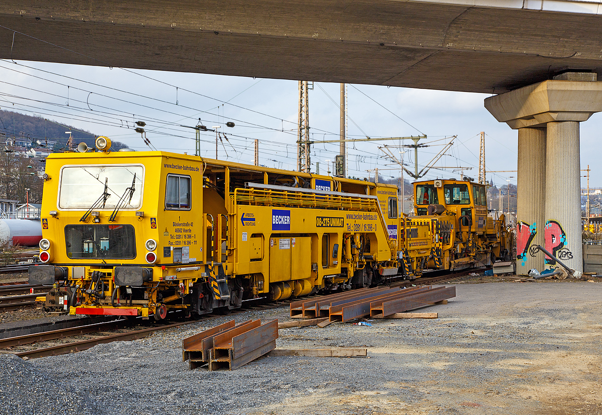 Universalstopfmaschine 08-275 Unimat, Schweres Nebenfahrzeug Nr. 97 43 29 535 17-9, der Firma Ernst Becker Bahn- und Tiefbau GmbH in Voerde, abgestellt am 17.03.2017 beim Hbf Siegen. 

Die Maschine ist eine halbautomatisch arbeitende Nivellier-, Hebe-, Richt- und Stopfmaschine. Sie dienen zum Stopfen von Weichen und Gleisen.

TECHNISCHE DATEN der USM:
Spurweite: 1.435 mm (Normalspur)
Anzahl der Achsen: 5 davon 2 angetrieben
Achsfolge: B' 2' +1
Lnge ber Puffer: 23.050 mm
Drehzapfenabstand/Achsabstand: 11.000 mm / 5.000 mm
Achsabstand im Drehgestell: 1.500 mm
Raddurchmesser: 730 mm
Eigengewicht: 54.000 kg
Nutzlast: 5 t
Zul. Anhngelast: 60 t
Hchstgeschwindigkeit: 100 km/h
Zur Mitfahrt zugel. Personenzahl: 6
Tankinhalt (Diesel) max: 1.100 Liter
Zugelassene Streckenklasse: B 1 oder hher 

Dahinter die SSP 110 SW Schnellschotterplaniermaschine, Schweres Nebenfahrzeug Nr. 97 16 40 515 18-1 (ex 97 16 40 518 17-3), der Firma Ernst Becker Bahn- und Tiefbau GmbH in Voerde.    
Diese Maschine eignet sich zum planieren von Gleisen und Weichen. Die SSP 110 SW ist mit einem Steilfrderband und einem Silo ausgestattet. So besteht die Mglichkeit, dass die Maschine berflssigen Schotter aufnimmt, im Silo bunkert und an fehlender Stelle wieder auslsst. 
Die Schotterplaniermaschine wurde 1991 von der Deutschen Plasser unter der Fabriknummer 471 gebaut. 

TECHNISCHE DATEN der SSP 110 SW :
Spurweite: 1.435 mm (Normalspur)  
Anzahl der Achsen: 2 
Lnge ber Puffer: 17.500 mm
Achsabstand: 8.100 mm
Eigengewicht: 75.000 kg
Zul. Anhngelast: 20 t
Hchstgeschwindigkeit: 90 km/h
Leistung: 235 kw bei 2.300 U/min.
Zur Mitfahrt zugel. Personenzahl: 5
Tankinhalt (Diesel) max: 730 Liter 
Tankinhalt (Hydraulikl) max: 730 Liter
Zugelassene Streckenklasse: B 1 oder hher 
Kleinster befahrbarer Gleisbogen: R = 120 m