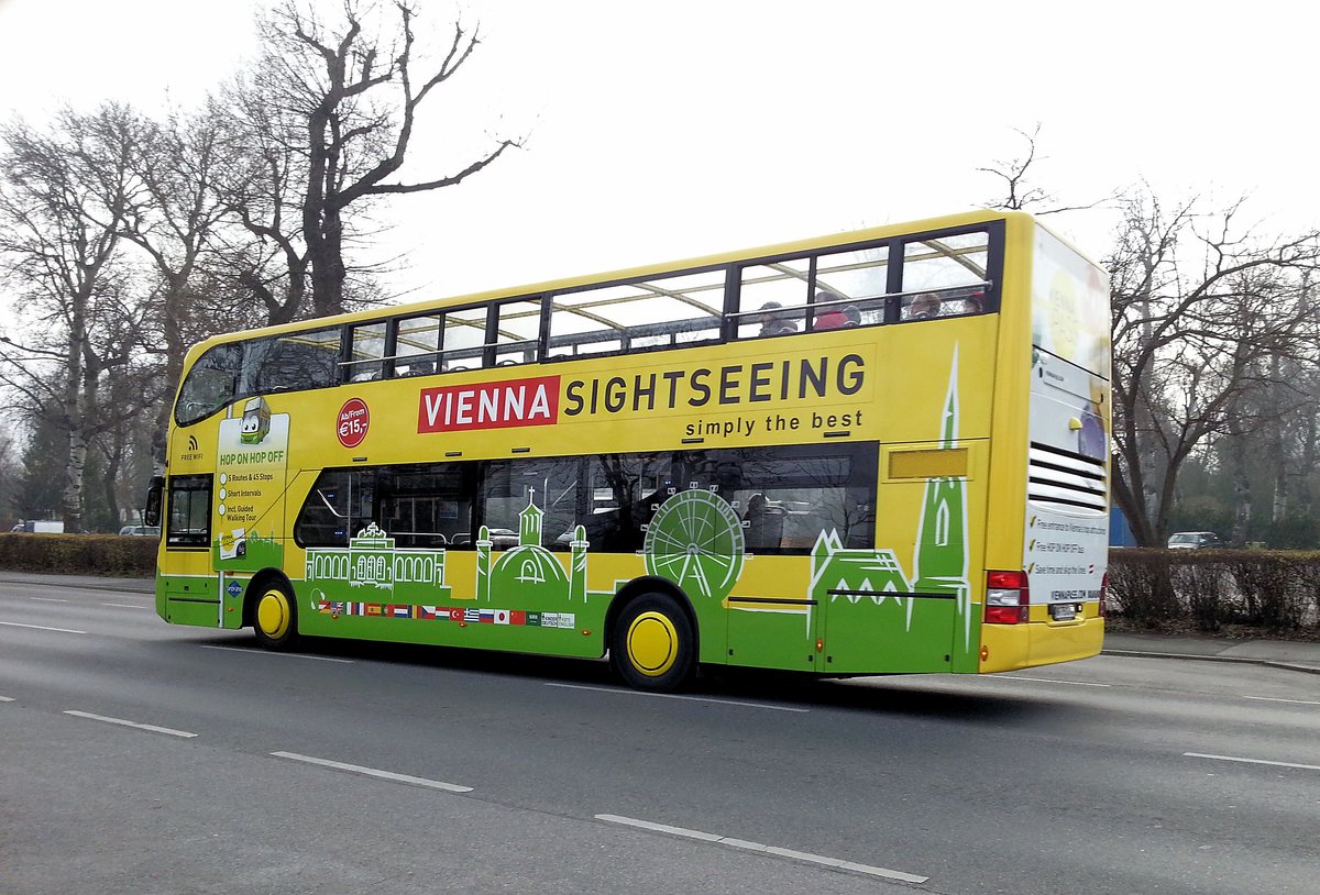 UNVI Urbis Doppelstockbus von Vienna Sightseeing in Wien beim Donauturm gesehen.