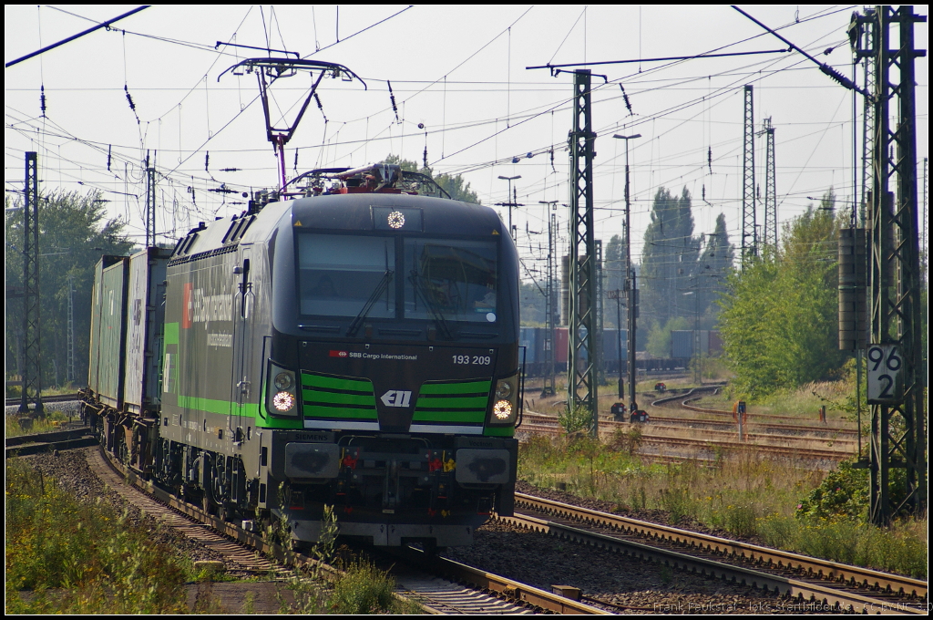 Ursprnglich von dem EVU European Locomotive Leasing (ELL) gekauft, ist die 193 209-4 an die SBB Cargo International vermietet. Am 05.09.2014 kommt sie mit einem Container-Zug durch Uelzen (NVR-Nummer 91 80 6193 209-4 D-ELOC)