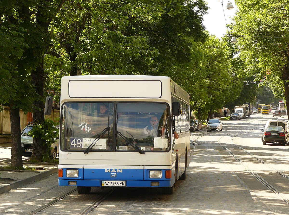 Ushi BM  MAN EL202 Bus Baujahr 1996. Ex-Verkehrsgesellschaft Sdharz mbH (VGS Sdharzlinie), Hettstedt, Deutschland. Shevchenkastrasse, Lviv 28-05-2015.

Ushi BM  MAN EL202 bus bouwjaar 1996. Ex-Verkehrsgesellschaft Sdharz mbH (VGS Sdharzlinie), Hettstedt, Duitsland. Shevchenkastraat, Lviv 28-05-2015.