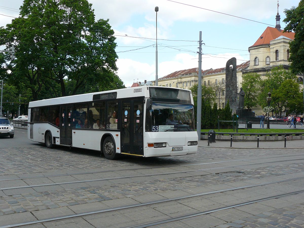 Ushi BM  Neoplan N4015NF Bus Prospekt Svobody in Lviv, Ukraine 28-05-2015.

Ushi BM  Neoplan N4015NF bus Prospekt Svobody in Lviv, Oekrane 28-05-2015.