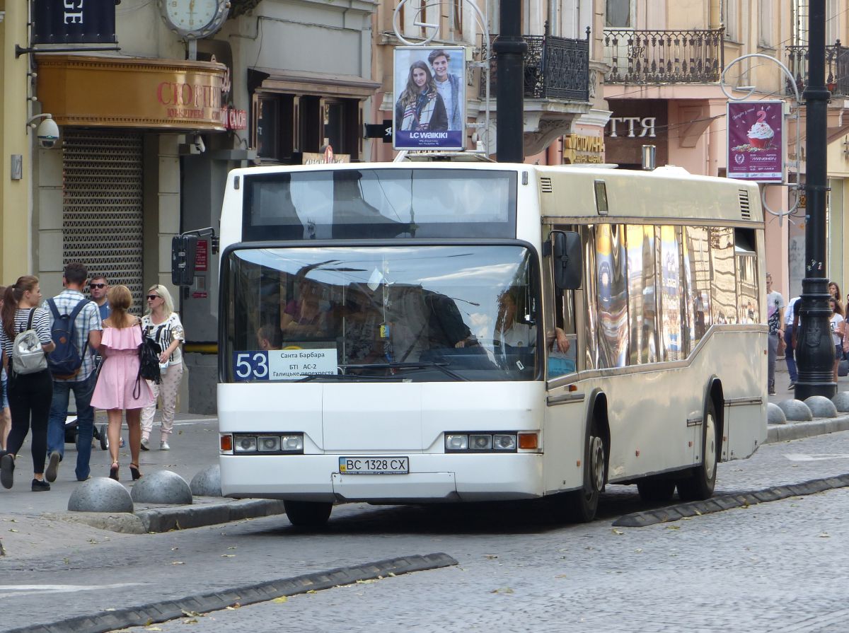 Ushi BM Neoplan N4015NF Bus. Prospekt Svobody, Lviv, Ukraine 04-09-2016.

Ushi BM Neoplan N4015NF bus. Prospekt Svobody, Lviv, Oekrane 04-09-2016.