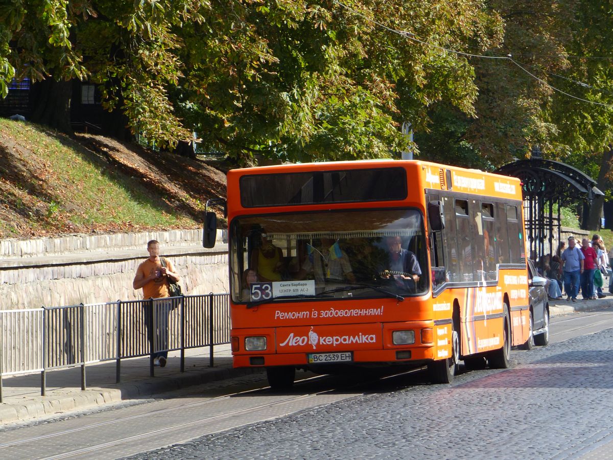 Uspih BM MAN NL202 Bus Pidvalna Strasse, Lviv, Ukraine 30-08-2016.

Uspih BM MAN NL202 bus Pidvalna straat, Lviv, Oekrane 30-08-2016.