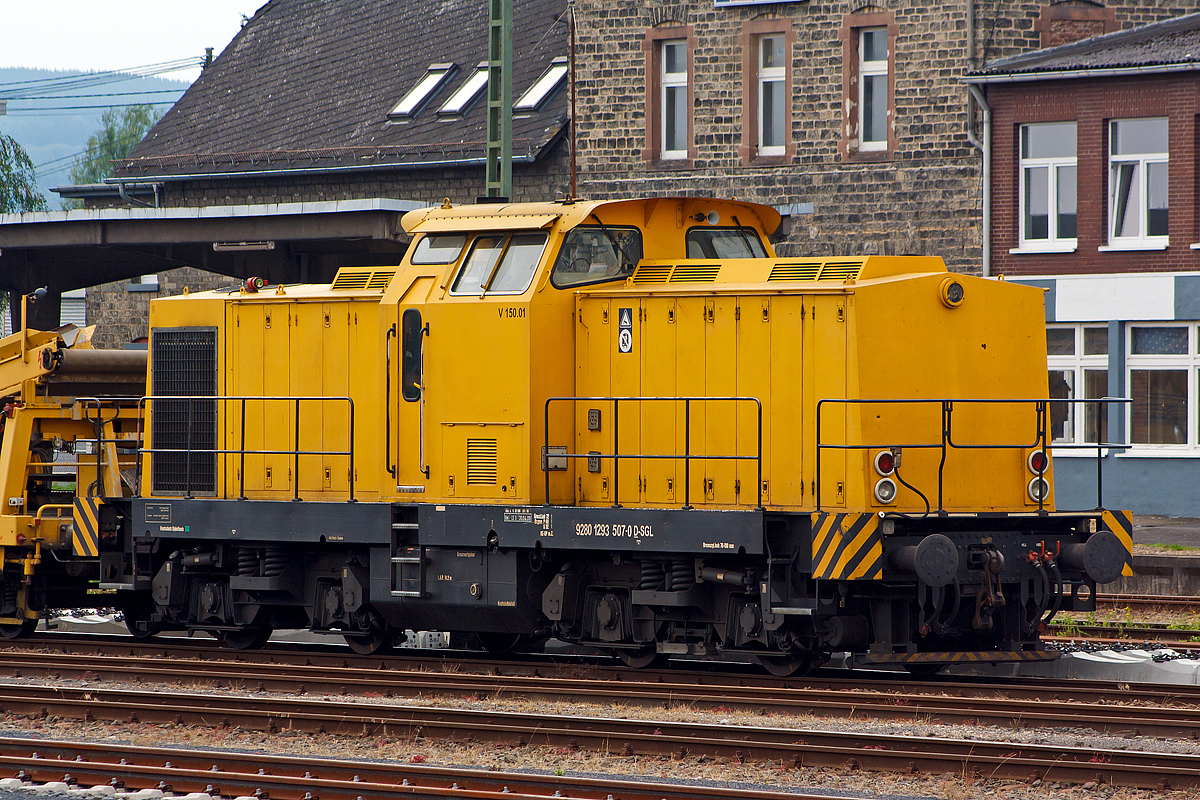 
V 150.03, ex DR 110 961-0, ex DB 710 961-4, der SGL Schienen-Güter-Logistik GmbH ist am 02.08.2014 mit einem Bauzug (Materialförder- und Siloeinheiten) beim Bahnhof Siershahn (Westerwald) abgestellt.

Die V 100.5  wurde 1983 von LEW  (VEB Lokomotivbau Elektrotechnische Werke „Hans Beimler“ Hennigsdorf)  unter der Fabriknummer 17310 gebaut und als DR 110 961-0 in Dienst gestellt, 1992 Umzeichnung in DR 710 961-4 und zum 01.01.1994 in DB 710 961-4. Die Ausmusterung bei der DB erfolgte 1996 und sie ging zur DGT (Deutsche Gleis- und Tiefbau GmbH, Berlin) als 710 963-4 wo sie bis 1999 im Einsatz war. 

Im Jahr 1999 erfolgte dann der Umbau bei Regental Fahrzeugwerkstätten GmbH gemäß Umbaukonzept BR 293 der ABB Daimler Benz Transportation GmbH. Im Jahr 2000 kam sie dann zur GSG Knape Gleissanierung GmbH, Kirchheim (Muttergesellschaft der SGL) als V 150.01 und 2008 zur  SGL Schienen Güter Logistik GmbH, Dachau als V 150.01 und so hat sie nun die NVR-Nummer 92 80 1293 507-0 D-SGL.

Die Baureihe 293:
ABB Daimler Benz Transportation (ADtranz) hat zwischen 1995 und 2002 insgesamt 59 ehem. DR V 100 Loks umfassend modernisiert. Sie erhielten die neue Baureihenbezeichnung BR 293. Die Modernisierung umfaßt u.a. die Aufarbeitung von Lokrahmen, Vorbauten, Führerhaus und Strömungsgetriebe. Der alte KVD Motor (Hersteller: VEB Kühlautomat Berlin-Johannistal) wird gegen einen Caterpillar oder MTU Motor getauscht, die Druckluftanlage wird erneuert, ebenso die elektrische Steuerung. Neu ist eine hydraulisch angetriebene Kühlanlage. 

Technische Daten:
Achsanordnung: B'B'
Spurweite: 1.435 mm
Länge über Puffer: 14.240 mm
Breite: 3.140 mm
Drehzapfenabstand: 7.000 mm
Gesamtachsstand: 9.300 mm
Höchstgeschwindigkeit: 100 km/h
Motor: 12-Zylinder-4-takt-Dieselmotor mit Turbolader und Ladeluftkühlung vom Typ CAT 3512 DI-TA
Motoren Hersteller: Zeppelin Baumaschinen GmbH Achim (b.Bremen)
Hubraum 51,8 Liter ( 170 mm Bohrung / 190 mm Hub)
Gewicht des Motors: 6.537 kg
Leistung:  1050 kW / 1428 PS bei 1800 U/min