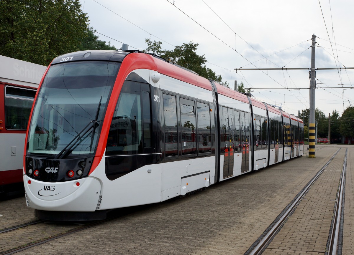 VAG: Die neuste Strassenbahn URBO 100 301 (2015) der Freiburger Verkehrs AG, aufgenommen am 3. September 2015.
Foto: Walter Ruetsch 