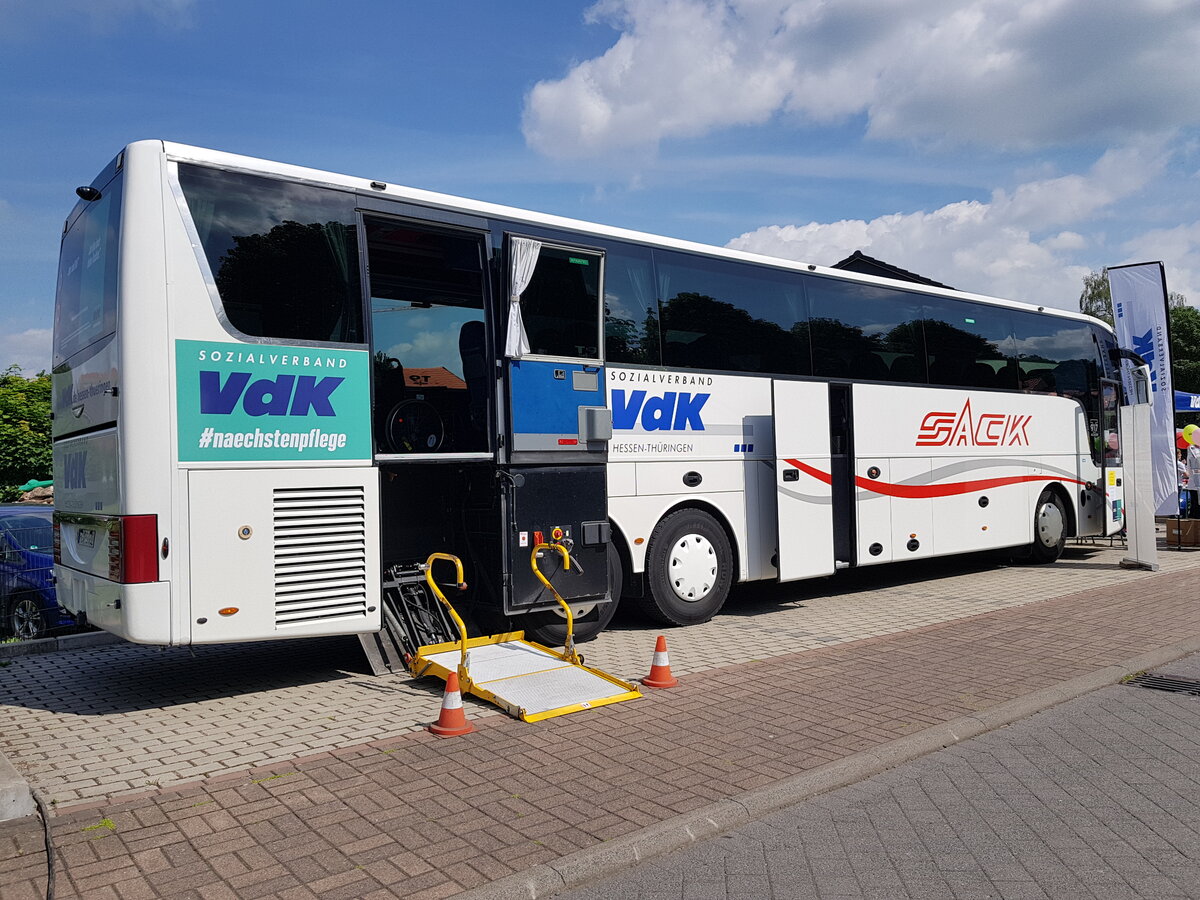 van Hool-Bus vom Sozialverband VDK steht beim Centmarkt in Hofbieber im Mai 2022
