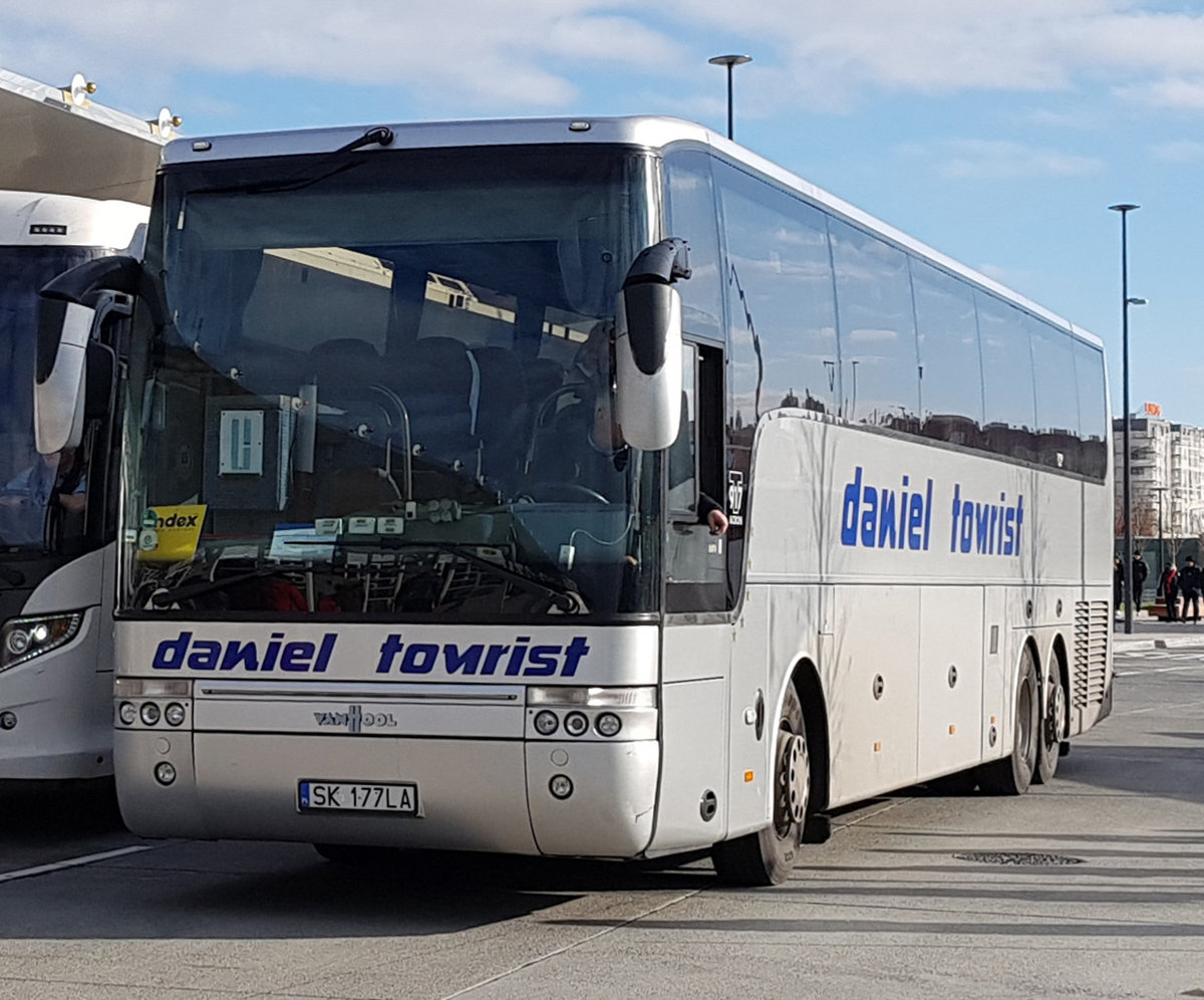 Van Hool von DANIEL-Tourist aus Polen, unterwegs auf dem Busparkplatz von Schloss Schnbrunn im November 2019