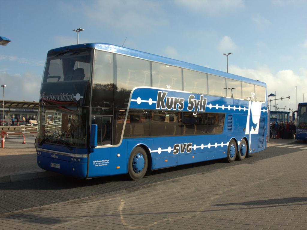 Van Hool, dreiachsiger Doppelstockbus, eingesetzt als Sightseeing Bus der SVG,
am 17.10.2014 am Busbahnhof in Westerland auf Sylt.