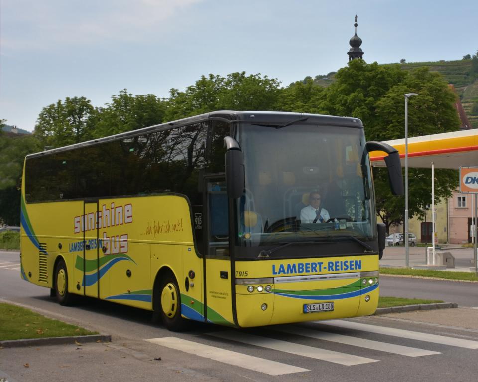 Van Hool T915 Acron von Lambert Reisen aus der BRD 2018 in Krems.