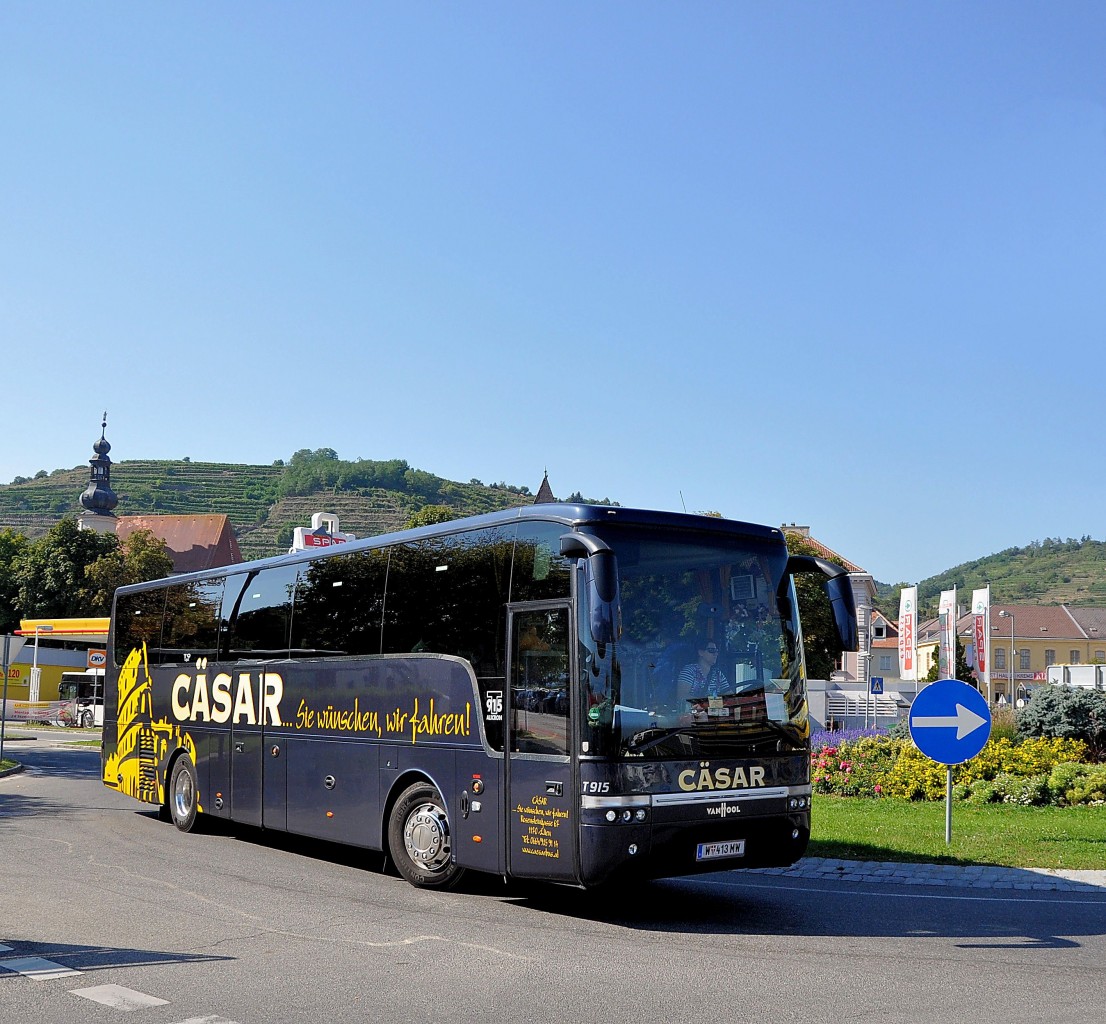 VAN HOOL T915 ALICRON von CSAR / Wien im September 2013 in Krems unterwegs.