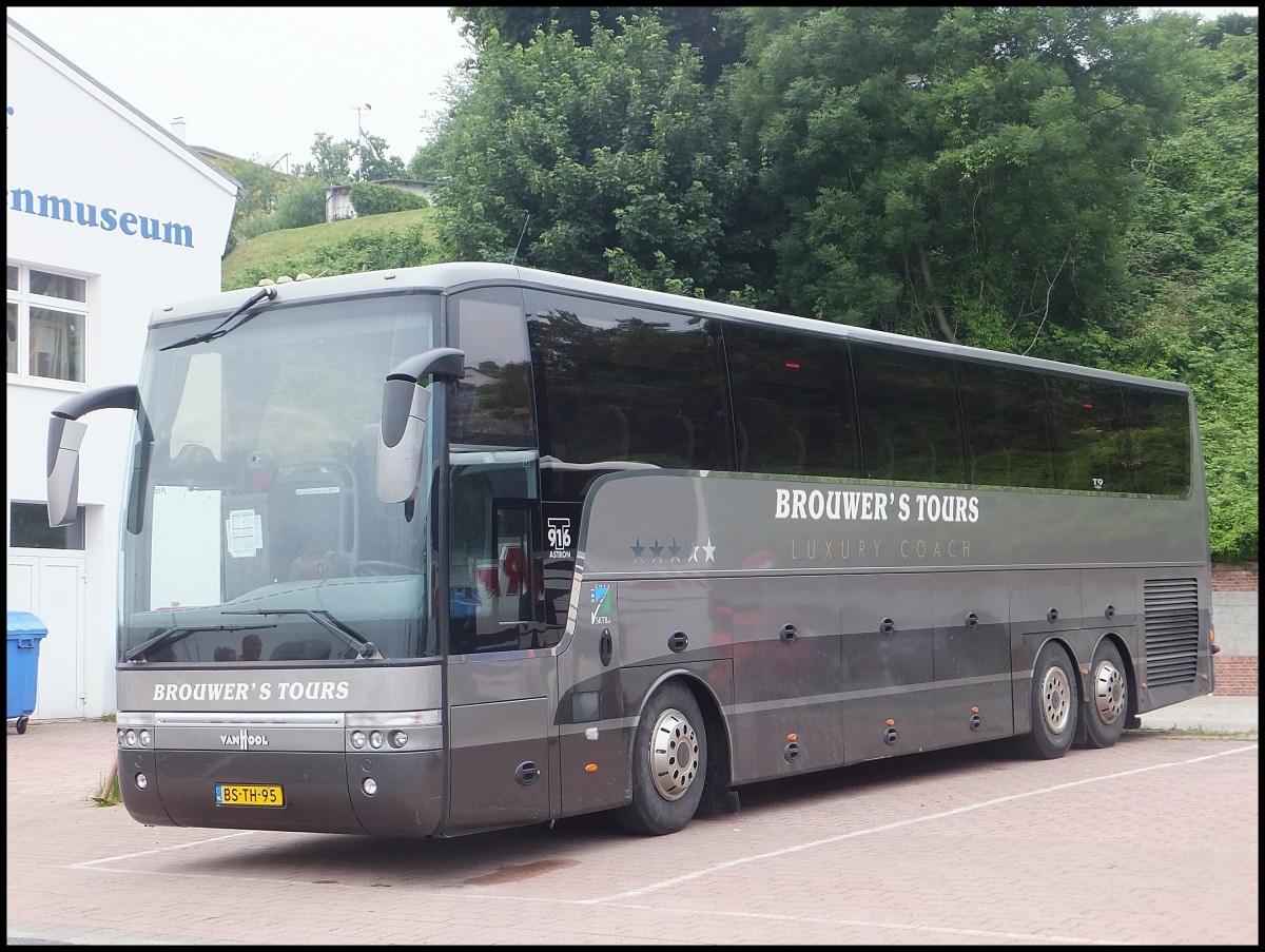 Van Hool T916 von Brouwer's Tours aus den Niederlanden im Stadthafen Sassnitz.