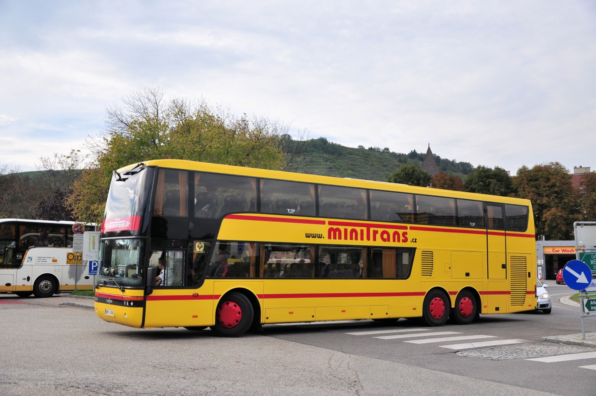 VAN HOOL T927 Asatromega von Minitrans.cz am 20.9.2014.in Krems gesehen.