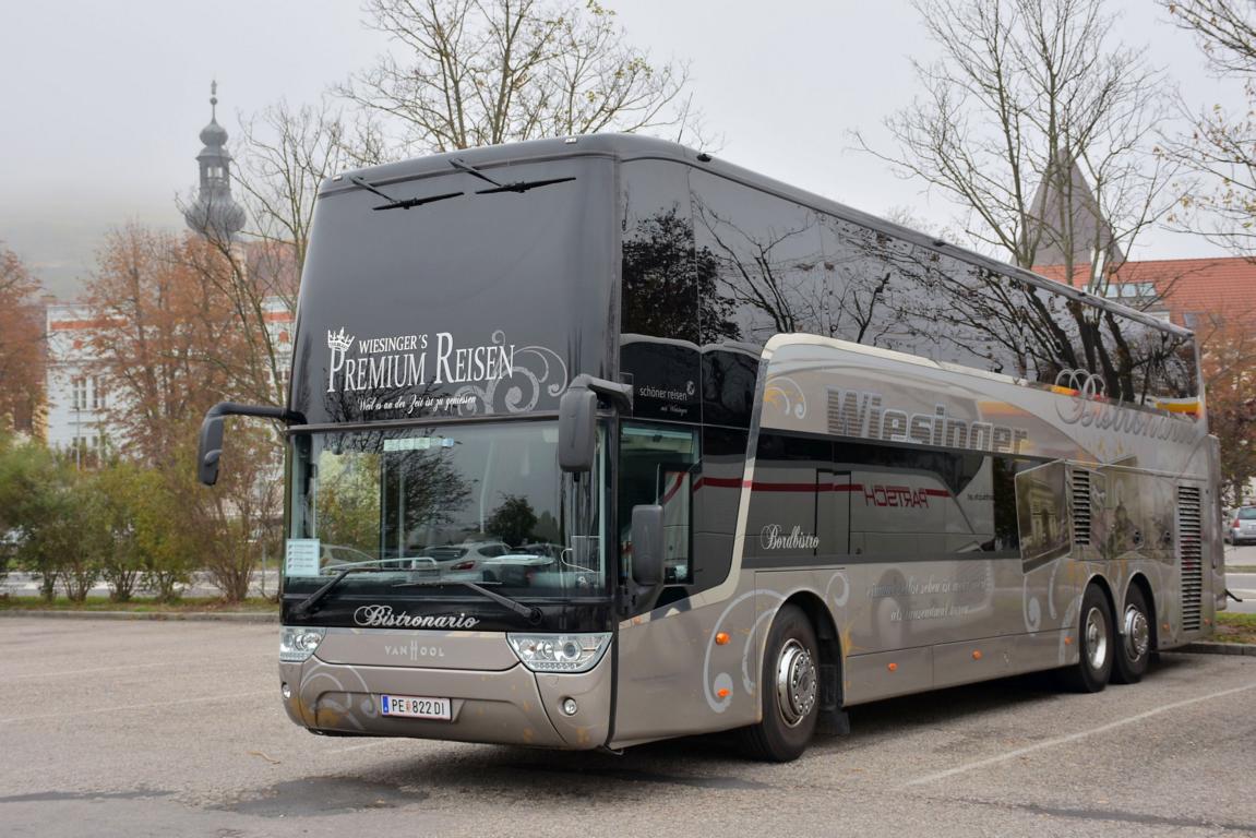 Van Hool TX von WIESINGER Reisen aus Obersterreich 2017 in Krems gesehen.