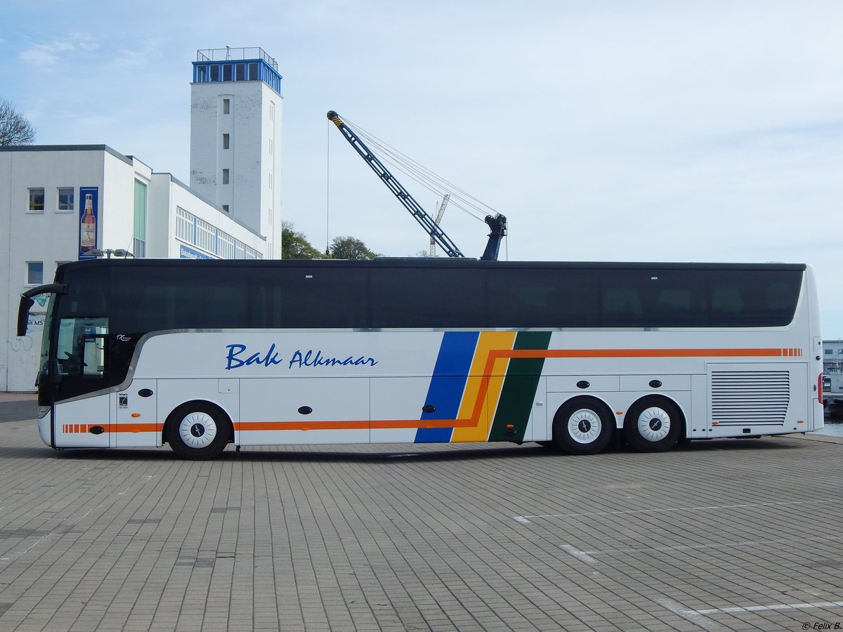 Van Hool TX17 von Bak Reizen Alkmaar aus den Niederlanden im Stadthafen Sassnitz.